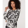 DAMES JANSEN AMSTERDAM juffrouw jansen hvf198 top flower print winter white black